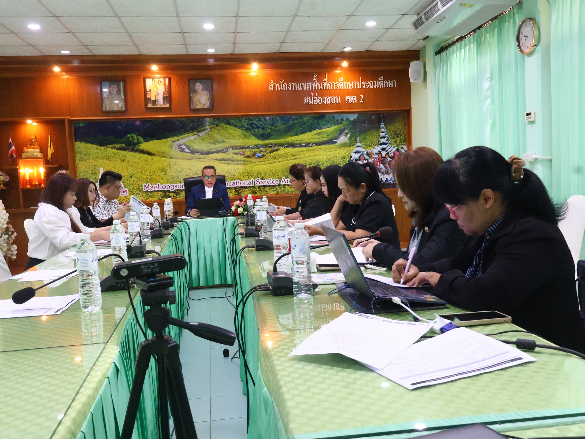 ประชุมคณะกรรมการพิจารณาและให้ข้อเสนอแนะร่างแผนพัฒนาครูและบุลากรทางการศึกษา