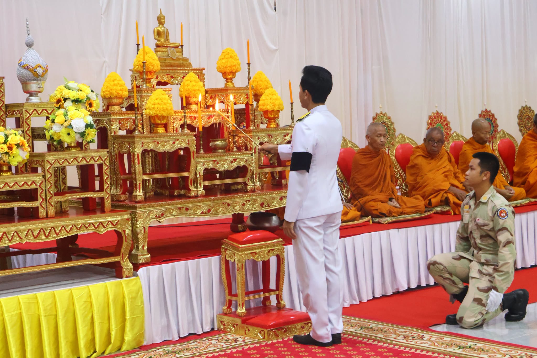 ร่วมพิธีเจริญพระพุทธมนต์และทำบุญตักบาตรถวายพระราชกุศล