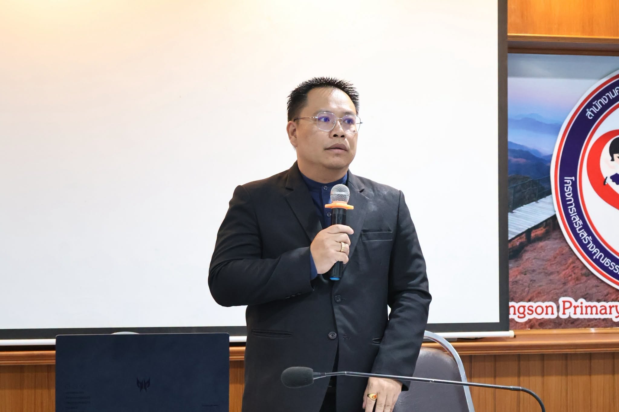 การประชุมรายงานผลการดำเนินงานโครงการพัฒนาการจัดการศึกษาโรงเรียนที่ตั้งในพื้นที่ลักษณะพิเศษ